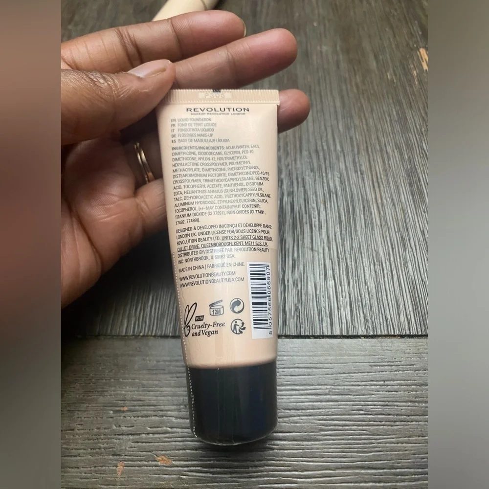 Revolution Matte Base Foundation F6.5 Soft Matte Powder Finish